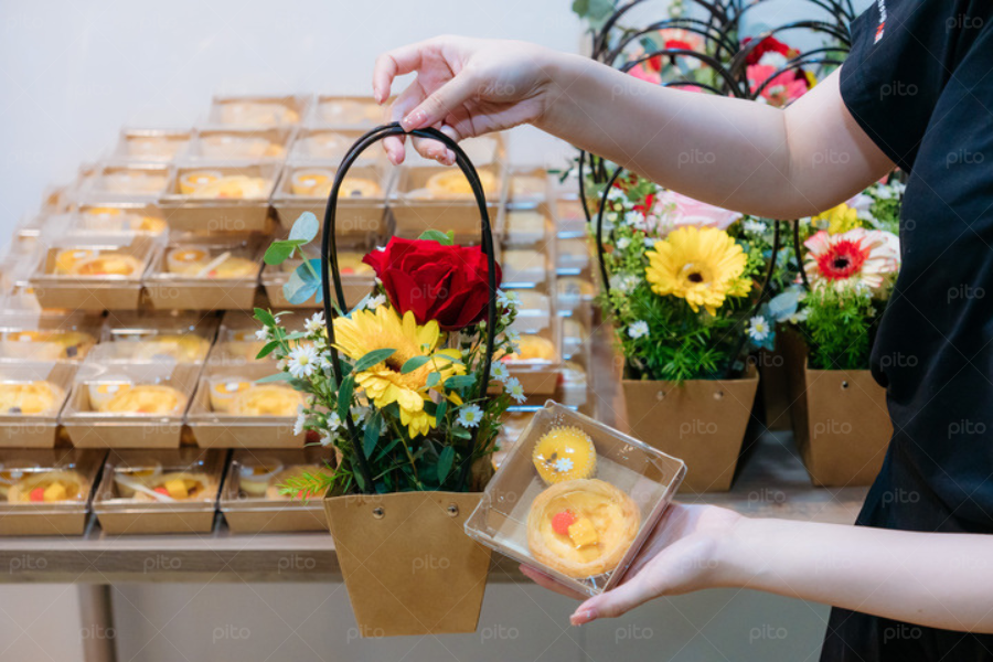 Giỏ Hoa Mini Kèm Box Bánh