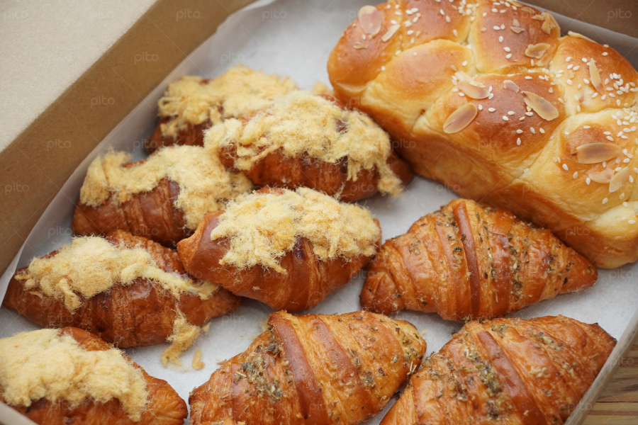 Box Bánh Mì Hoa Cúc, Croissant Chà Bông, Croissant Bơ Tỏi 2