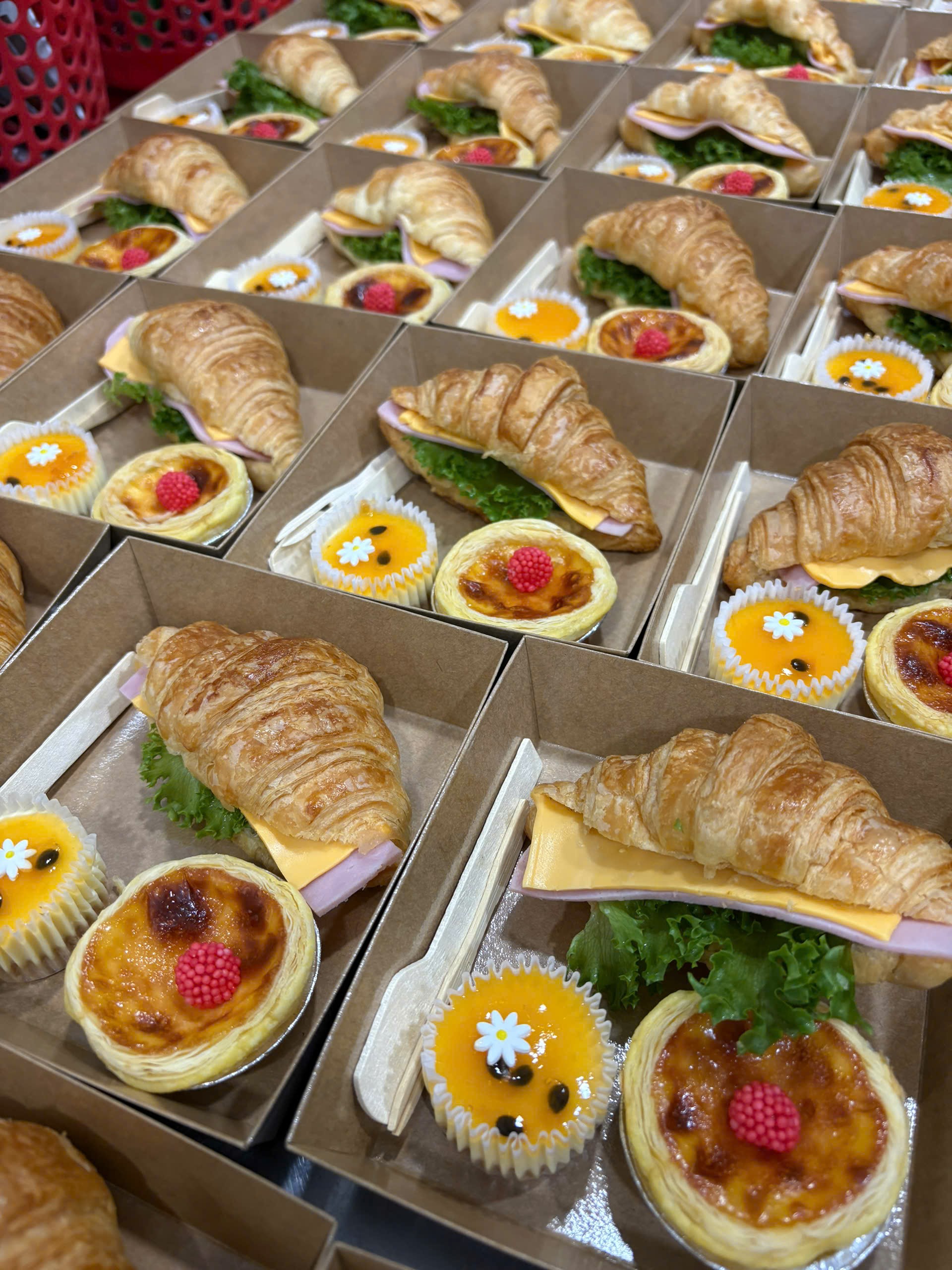 Box 3 Bánh Croissant Ham Cheese Tart Trứng Cheese Cake Chanh Dây