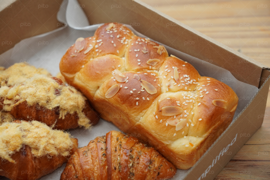 Box Bánh Mì Hoa Cúc, Croissant Chà Bông, Croissant Bơ Tỏi 5